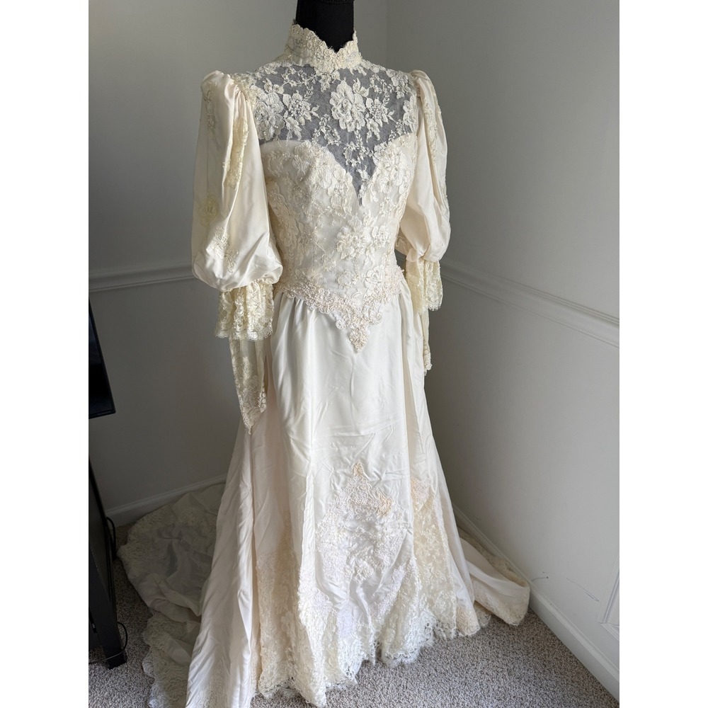 Vintage 80s Wedding Dress Cathedral Train Lace Puff Sleeve XS/ S Priscilla Veil